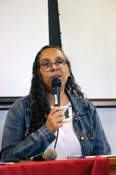 Mesa Redonda "Trs experincias de paridade em eleies para reitoria das IFES", com Joana Amaral (d